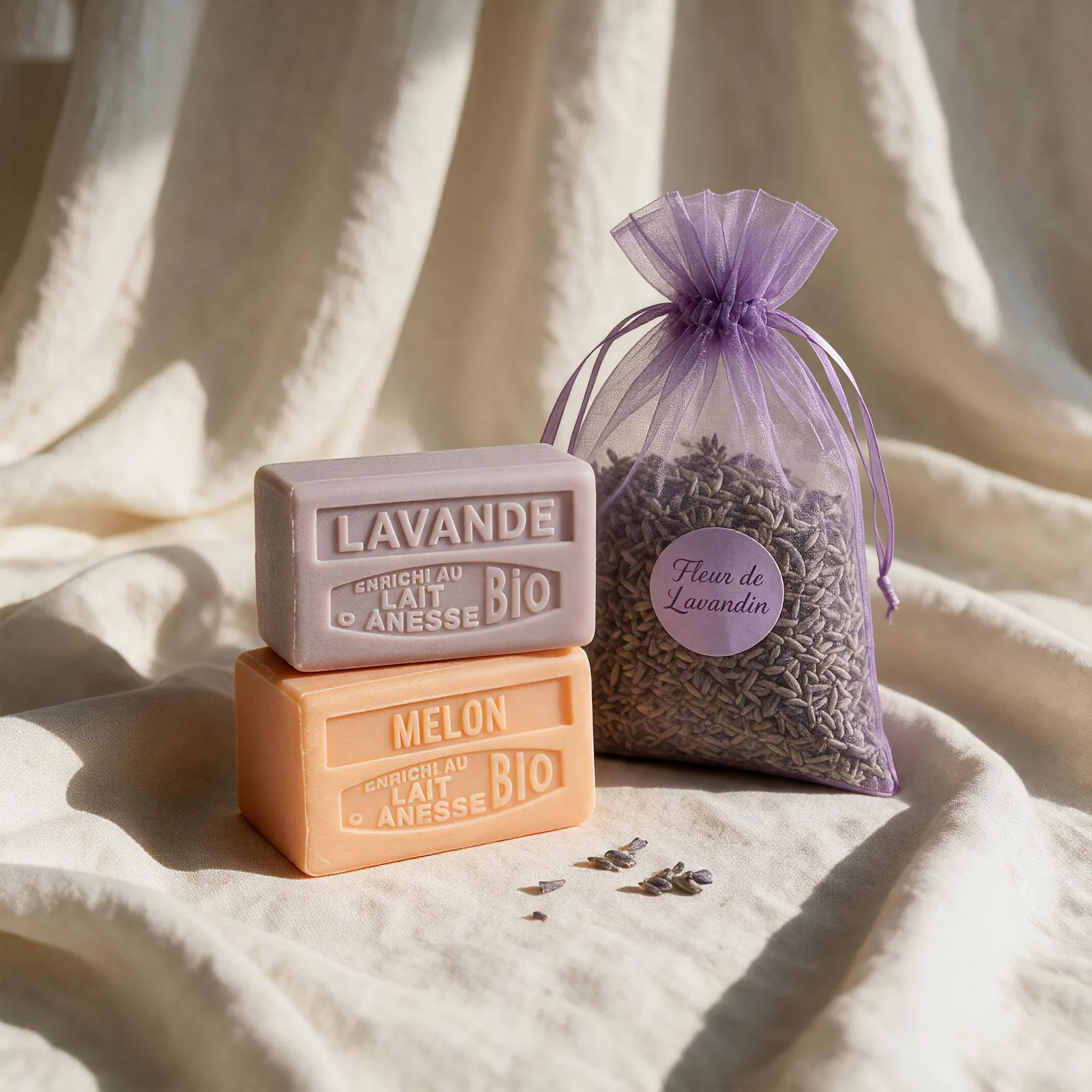 Deux savons au lait d’ânesse et un sachet de lavande
